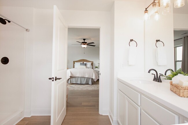 Building Photo - Modern Townhome for Rent!