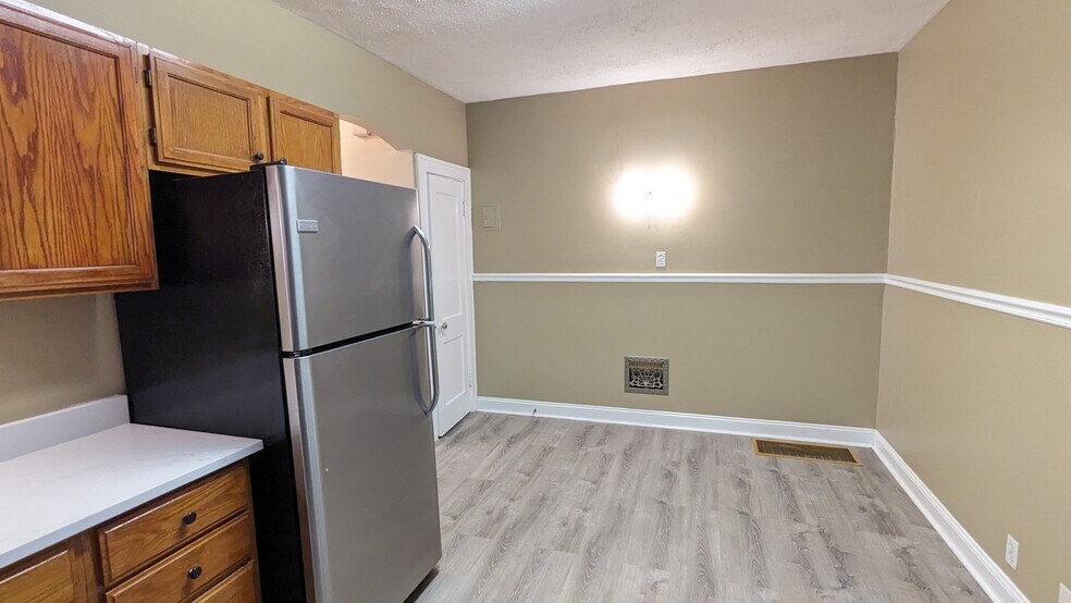 Building Photo - 5042 Mardel Ave