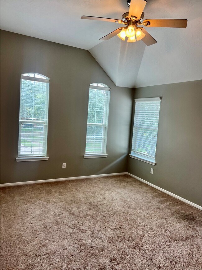 Building Photo - 411 White Oak Pointe Dr