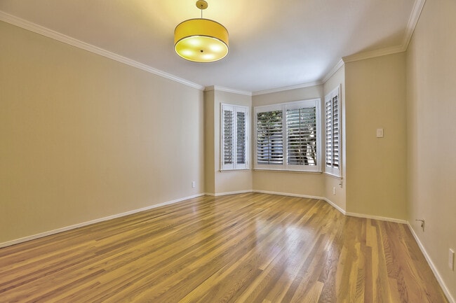 Building Photo - Spacious Two Bedroom Condo in Potrero Hill...