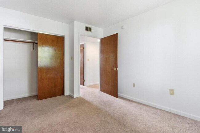 Building Photo - 830 Locust St