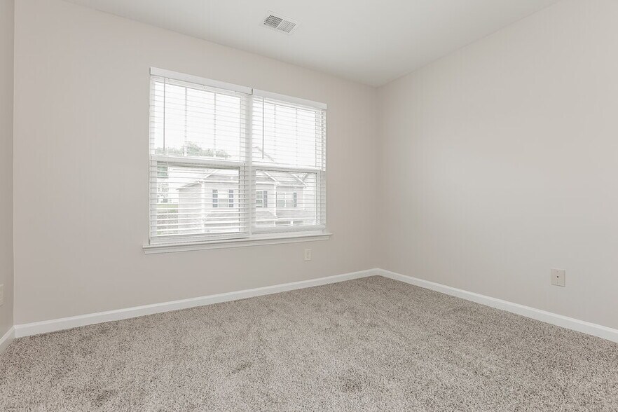 Building Photo - 326 Crescent Woode Dr