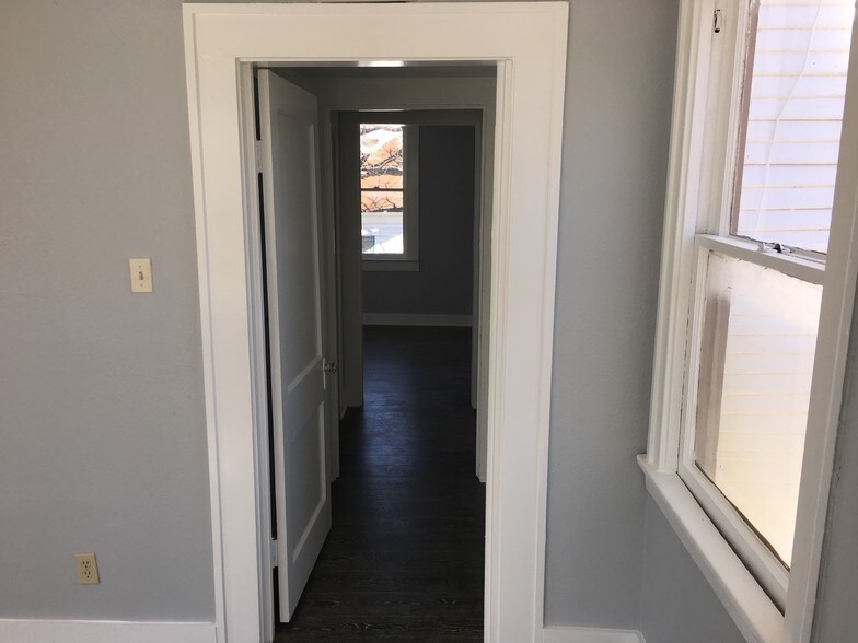 Building Photo - 506 E Guenther St