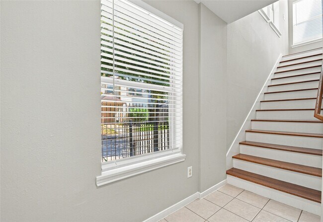 Building Photo - 1421 Ruthven St