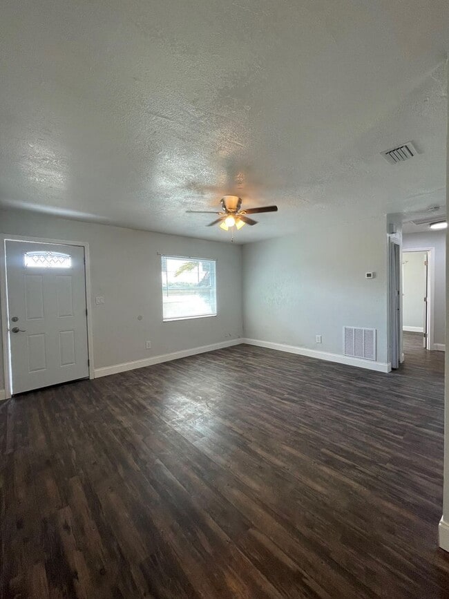 Building Photo - 4 BED/2 BATH Home! AVAILABLE NOW!