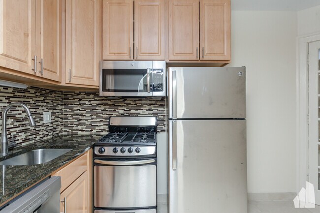 Primary Photo - 1824 N Lincoln Park W