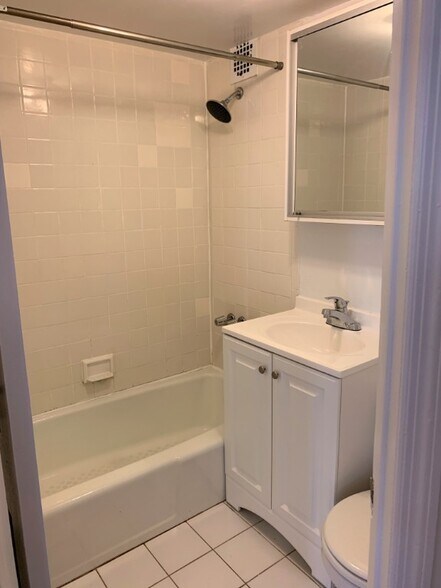 Building Photo - 173 W 85th St
