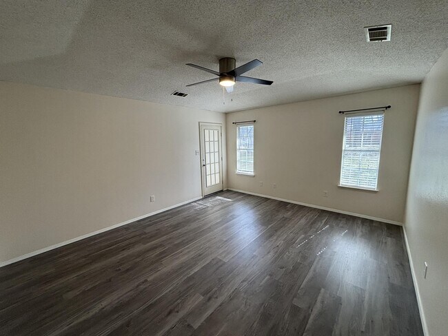 Building Photo - 8812 Skypark Dr