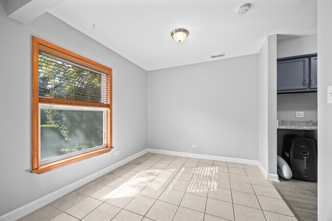 Building Photo - 1370 N Glen Cir