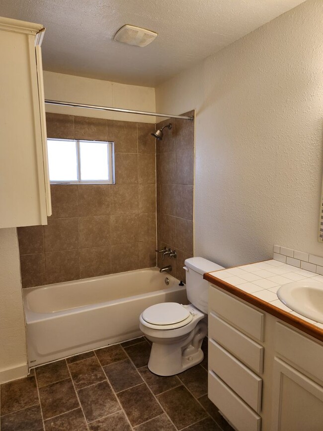 Building Photo - 1 Br Duplex - Available Now