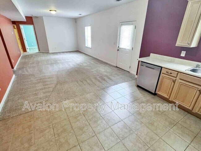 Building Photo - 2435 Manor View