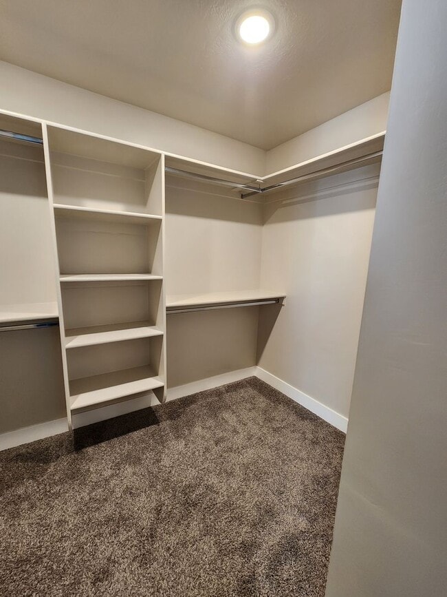 Building Photo - Modern 3-Bedroom Home with Balcony for Ren...