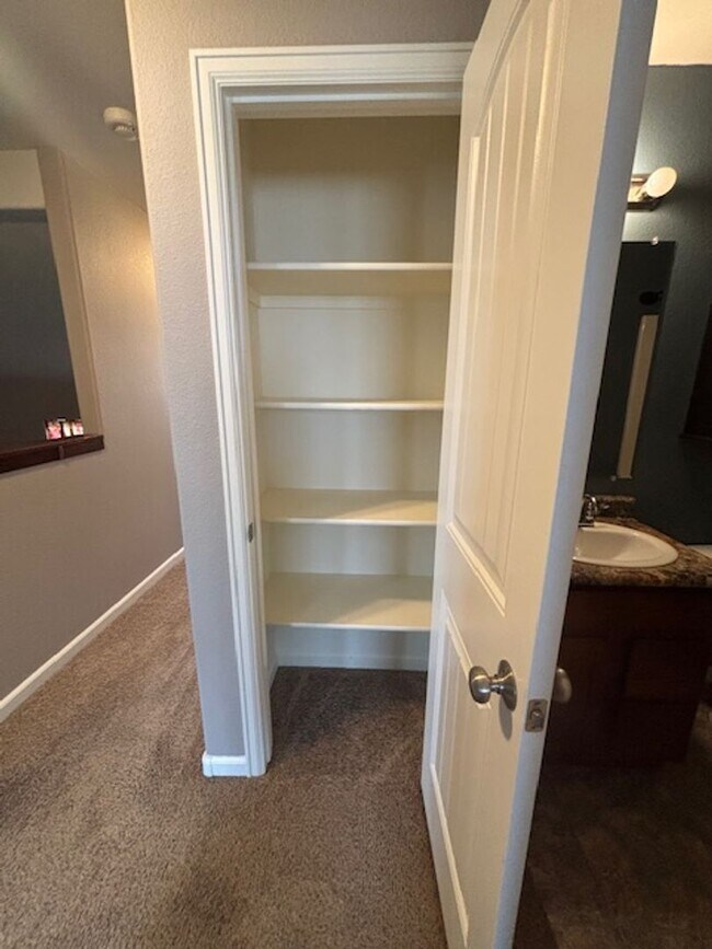 Building Photo - 4 Bedroom 3.5 Bath Townhome in Saddle Ridge!!!