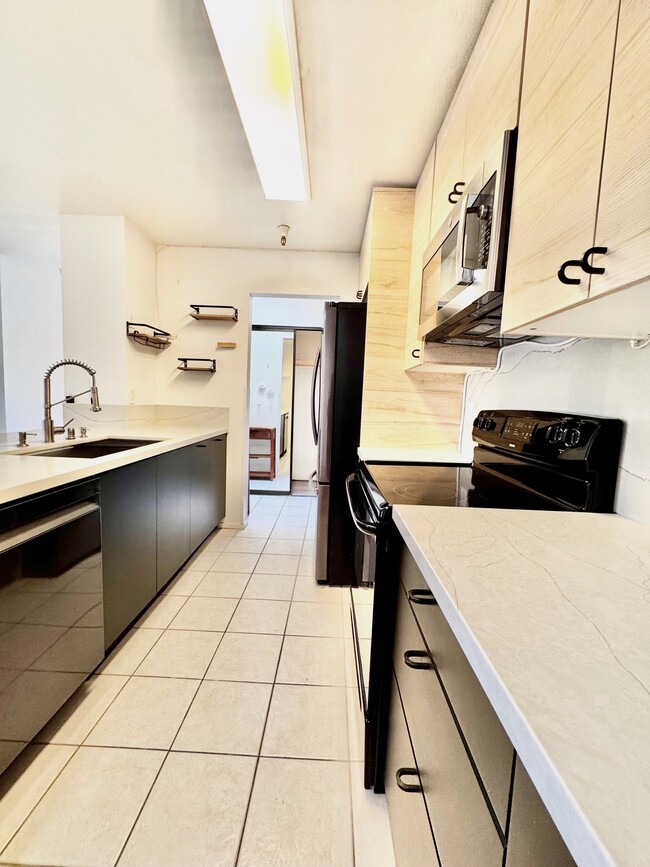 Primary Photo - 1400 Carpentier St