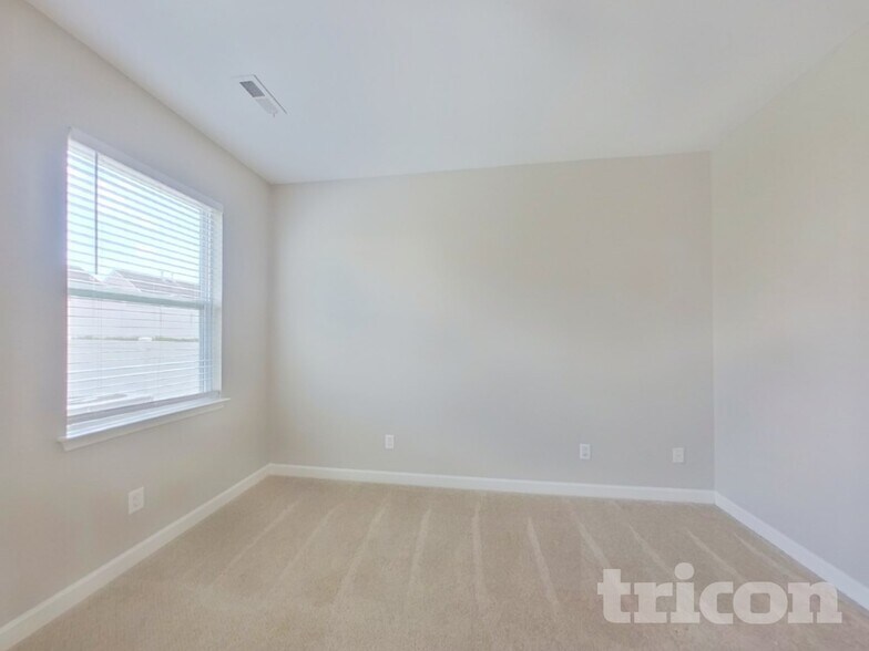 Building Photo - 825 Old Forester Ln