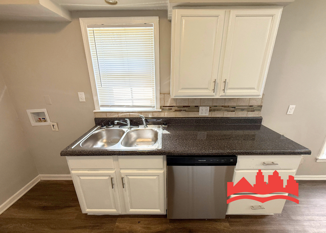 Building Photo - Welcome to this spacious 5-bedroom house