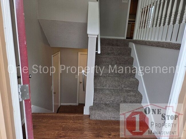 Building Photo - Cozy 3 bedroom 2.5 bathroom in Blue Springs, MO!