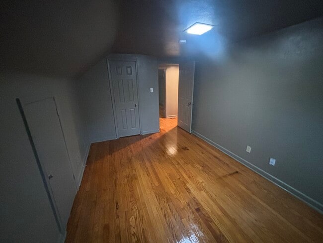 Building Photo - 915 Mapole Ave