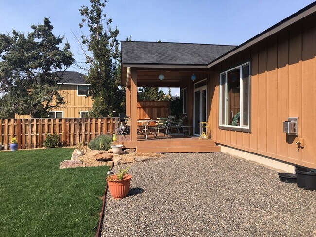 Building Photo - 3 Bedroom 2 Bath Home in NW Redmond Furniture NOT Included.