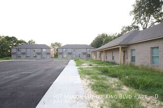 Building Photo - First month move in special $800!!  Luxury...