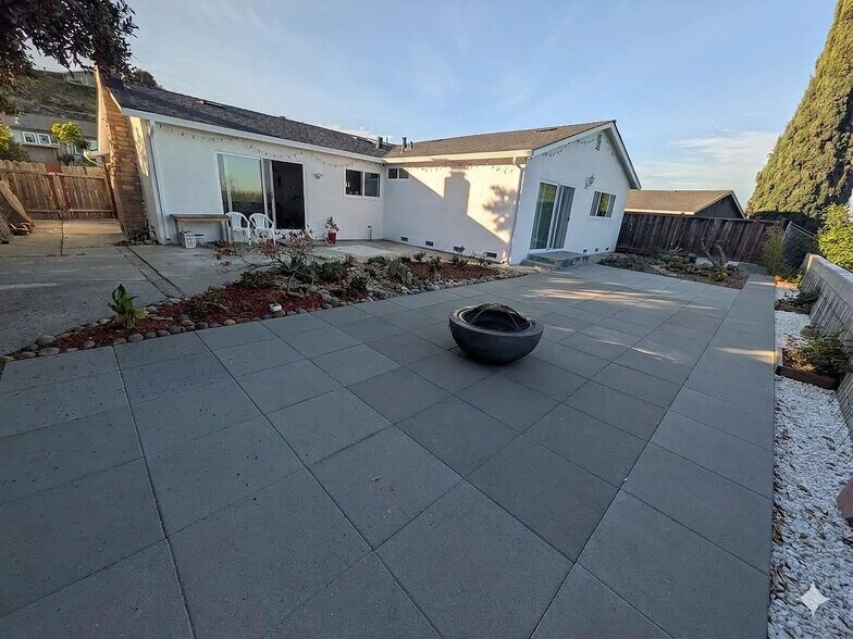 Building Photo - 635 River View Dr