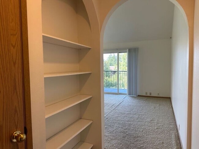 Building Photo - 2 Bedroom 2 bath home with water and mount...