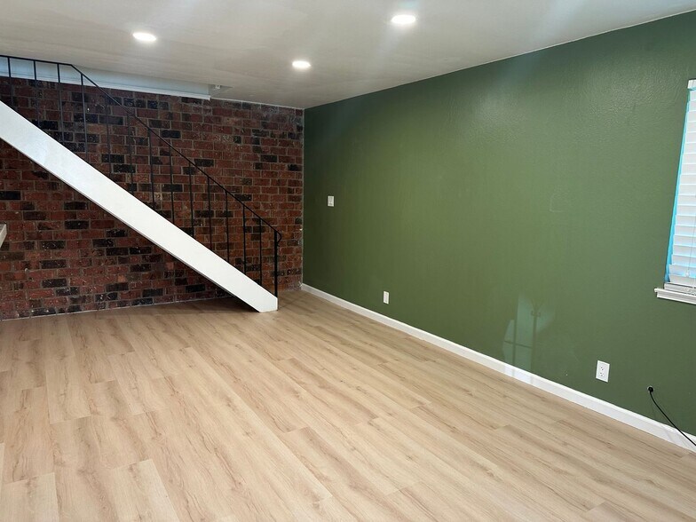 Building Photo - 3673 Park Dr