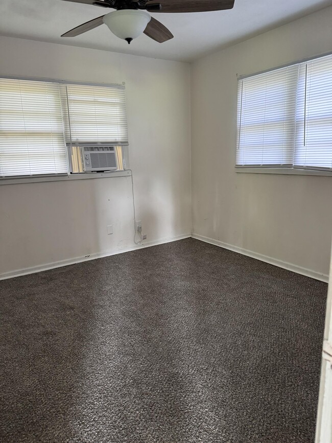 Building Photo - 623 E Brookwood Dr