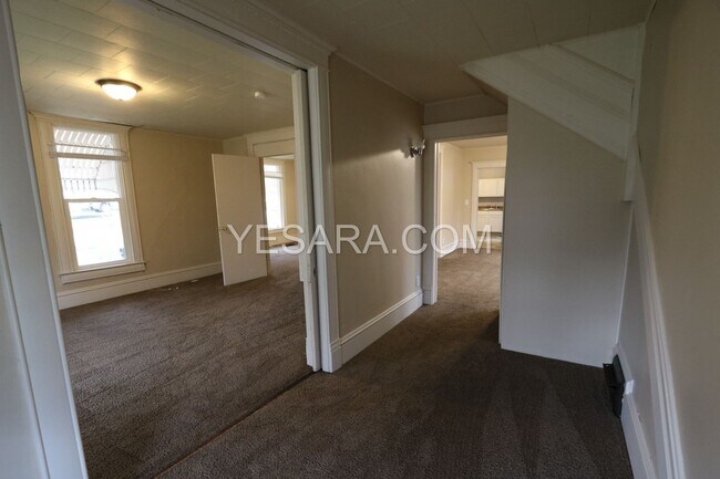 Building Photo - 539 1/2-539 1/2 S Adams St