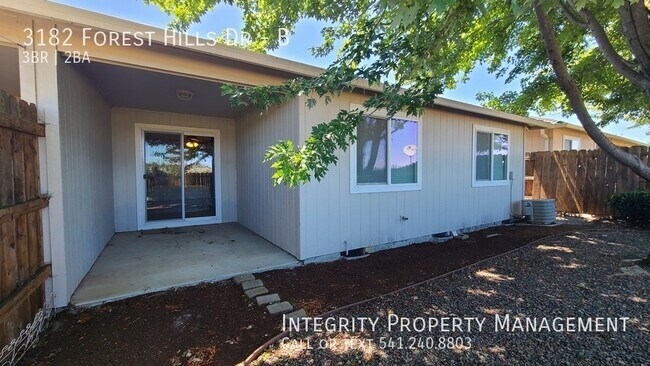 Building Photo - 3182 Forest Hills Dr
