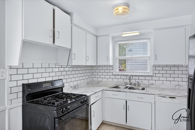 Building Photo - $1600 3 bedroom Redford bungalow