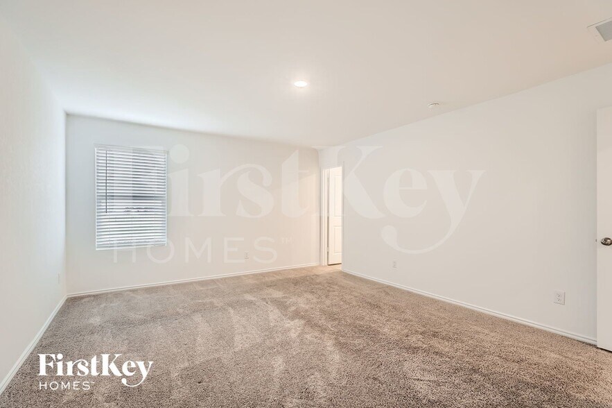 Building Photo - 1335 White Willow