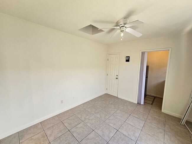 Building Photo - 2313