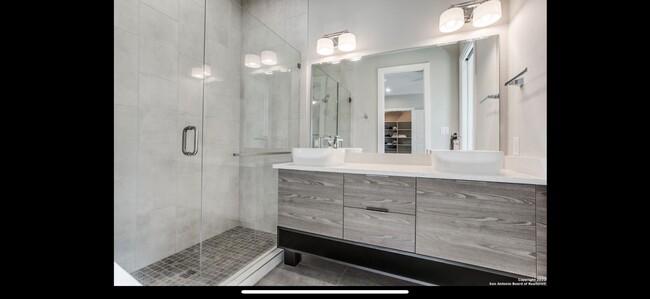 Master Bathroom with double vanity - 1817 N Saint Marys St