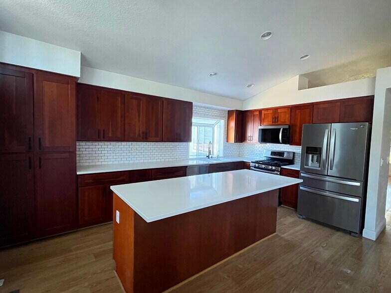 Building Photo - 705 Summer Cir