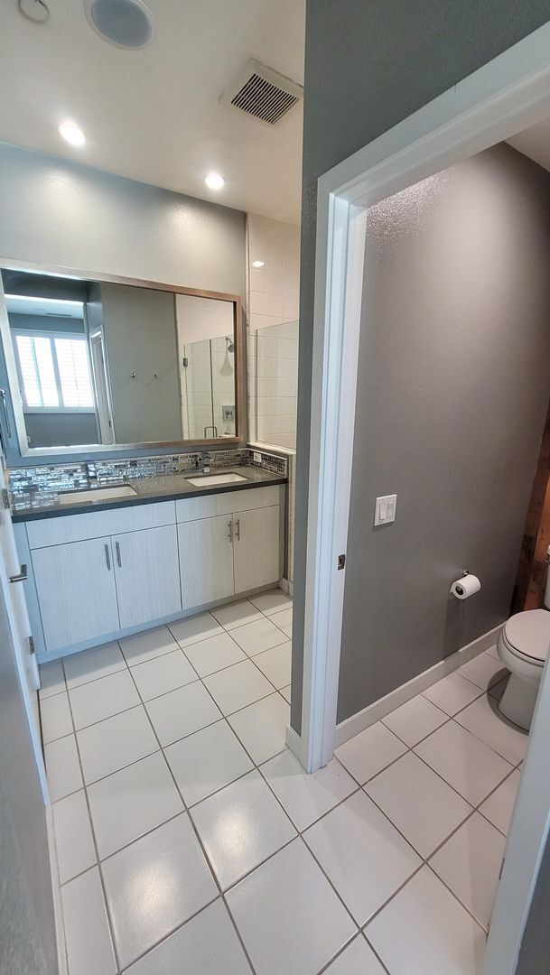 Building Photo - Available! Modern Tri-Level Smart Townhome – Montebello South 1/2 Months FREE