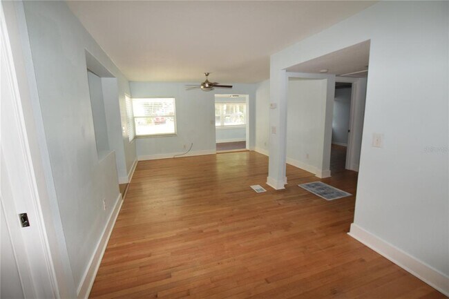 Building Photo - 2212 Hoffner Ave