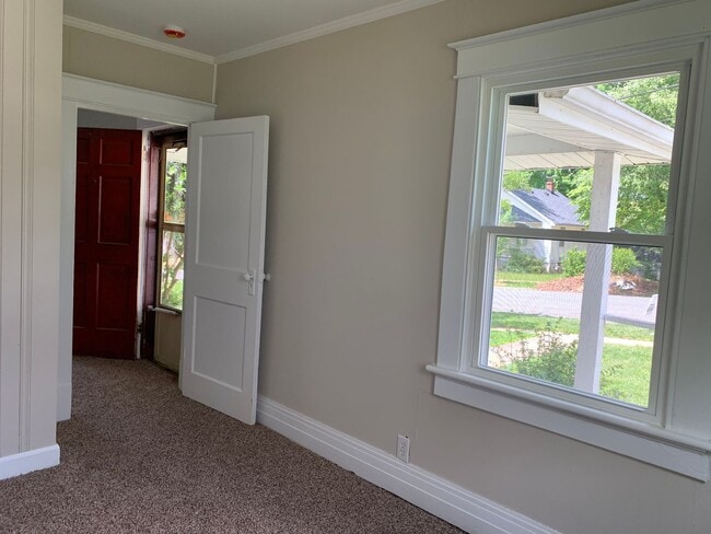 Building Photo - One Level House With Back Deck off Campbell Avenue