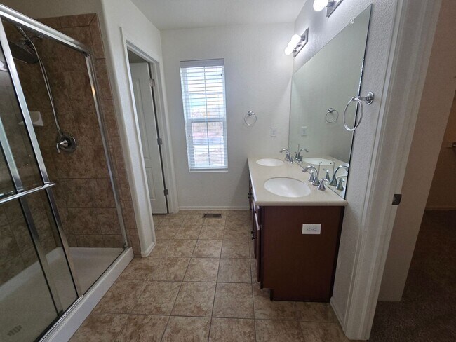 Building Photo - Beautiful 4-Bed, 3.5-Bath Home with Mounta...