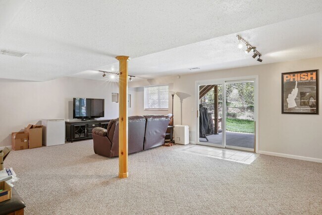 Building Photo - Spacious 4 Bedroom in Millard