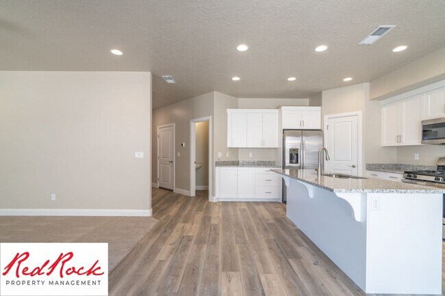 Building Photo - Stunning 4 Bedroom Townhome in Hurricane H...