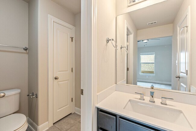 Building Photo - Luxurious 4 bedrooms 3 bathrooms home in L...