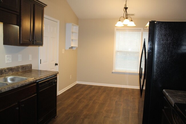 Building Photo - 3 Bed/2 Bath Home - 10 minutes to SJAFB!
