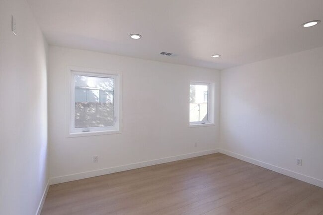 Building Photo - 621 W Glenoaks Blvd