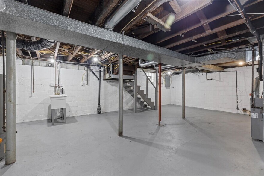 Building Photo - 2816 Clermont Ave