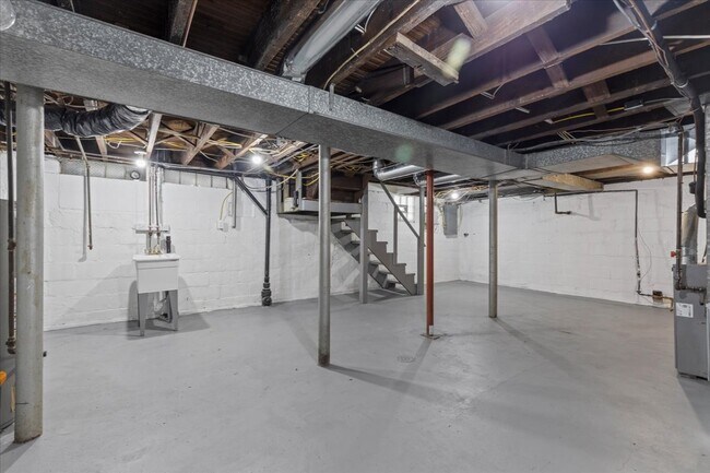 Building Photo - 2816 Clermont Ave