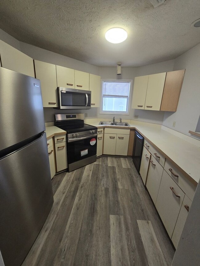 Building Photo - 6821 Willowbrook Dr