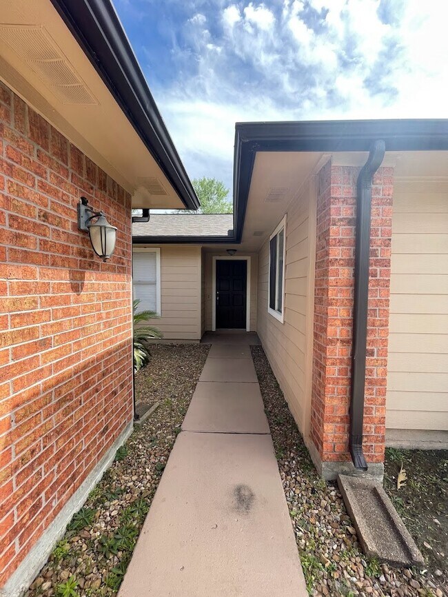 Building Photo - 2126 Collingsfield Dr