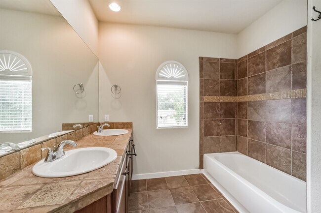 Building Photo - 11025 Robin Hood Ct