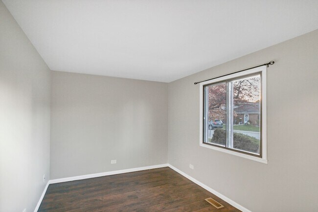 Building Photo - 1321 Yarmouth Ct